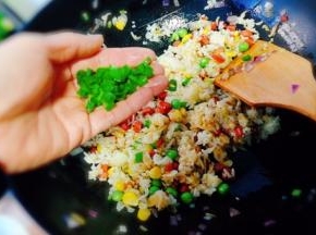 陆续加入适量蚝油，最后撒入葱花即可