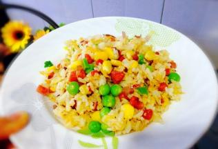 特别诱人的炒饭也做好了，香香哒