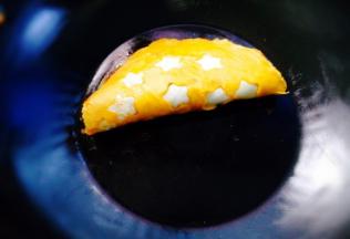 把蛋皮对折过来，蛋包饭好就做好了