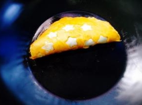 把蛋皮对折过来，蛋包饭好就做好了