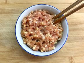 拌匀后加少许水后顺一个方向打上劲。