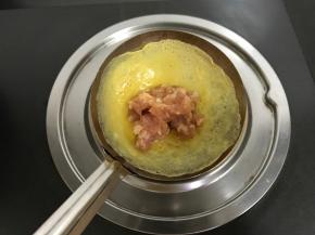 放入适量肉馅。