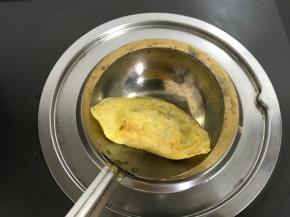 再翻面把另一面煎一下后取出。