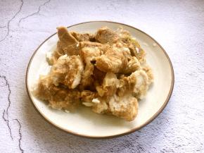 捞出炖好的熟牛肉400g。