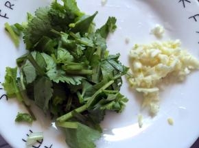 香菜切段，大蒜切末