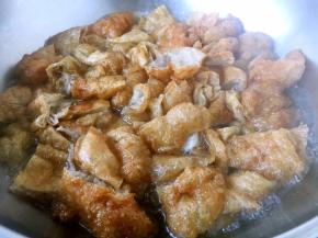 焯水，锅里放足够的水，水开后放入面筋，水再开后捞出面筋，沥干水分备用。