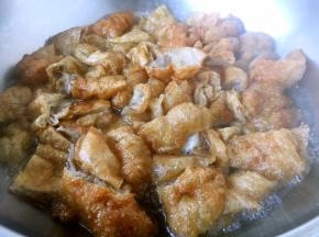 焯水，锅里放足够的水，水开后放入面筋，水再开后捞出面筋，沥干水分备用。