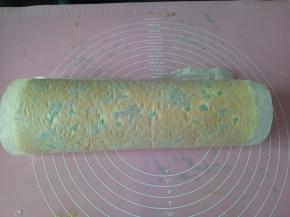 借助油纸将蛋糕卷卷起来，放冰箱里冷藏定型