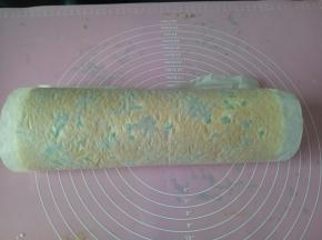 借助油纸将蛋糕卷卷起来，放冰箱里冷藏定型