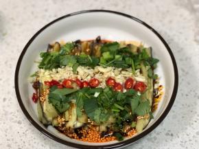 铺上大蒜末、小米辣段、香葱和香菜末即可