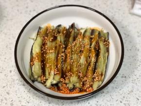 浇上调好的料汁