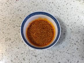 然后加入炒香的白芝麻，搅拌均匀