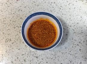 然后加入炒香的白芝麻，搅拌均匀