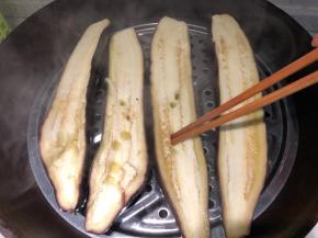 这时茄子蒸好了，用筷子戳一下可以轻松穿透