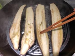 这时茄子蒸好了，用筷子戳一下可以轻松穿透