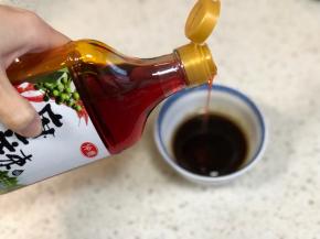 蒸茄子的同时我们来准备料汁：碗内倒入生抽、蚝油、芝麻油、仲景麻辣油、盐