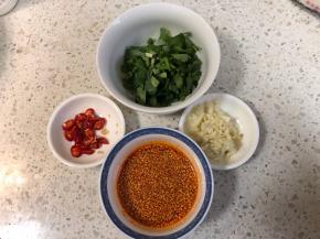 香葱、香菜切末，大蒜切末，小米辣切段