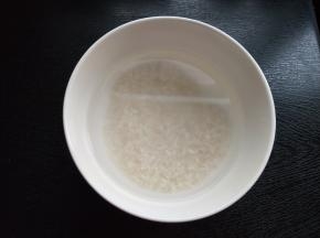 大米洗净。