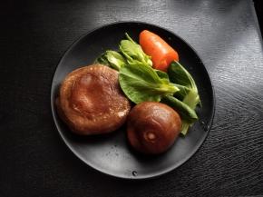 胡萝卜，小白菜，香菇洗净。