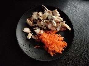 香菇切片，胡萝卜切丁。