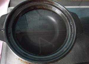 砂锅内放清水，烧开。