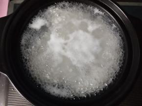 倒入大米，大火烧开，转小火，期间用勺搅拌一下。