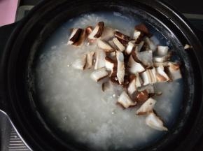 煮15分钟，粥变得浓稠，放香菇。