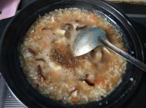 放酱油，胡椒粉，鸡精。