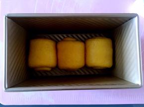 放入吐司盒，入烤箱发酵（温度35-40度，放碗热水保湿）