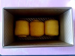 放入吐司盒，入烤箱发酵（温度35-40度，放碗热水保湿）