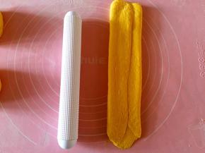 两边往中间这入1/3，再擀平整