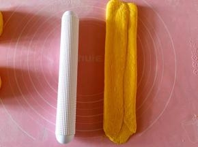 两边往中间这入1/3，再擀平整