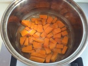 120克南瓜和100克水煮沸2-3分钟