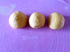 排气，分成均匀3个面团。滚圆松弛15分钟（可以先分好再用擀面杖排气，这样排气更彻底）