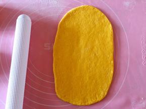 取一个松弛下来的面团擀成长方形