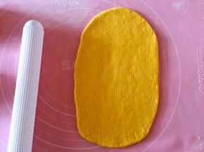 取一个松弛下来的面团擀成长方形