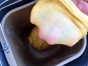 主料辅料都放入面包机揉出薄膜（结实不易破）