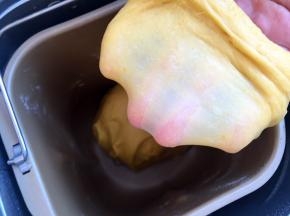 主料辅料都放入面包机揉出薄膜（结实不易破）