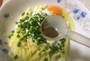 放入少许五香粉