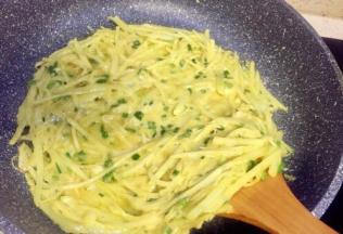 摊成圆饼状底面已有微焦黄上色