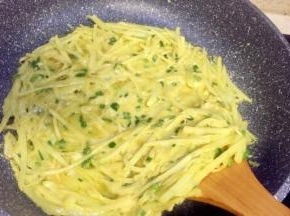 摊成圆饼状底面已有微焦黄上色