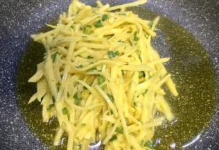 中高火，热锅倒入油，六成热放入土豆丝