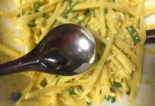 两勺葵花油，将所有食材搅拌均匀