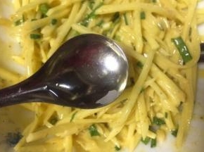 两勺葵花油，将所有食材搅拌均匀