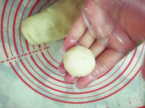 分成20克一个的小剂子，轻轻地揉圆。