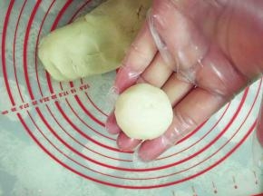 分成20克一个的小剂子，轻轻地揉圆。