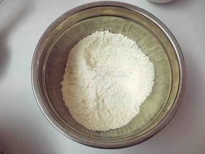 将低筋粉、无铝泡打粉和小苏打粉混合均匀。