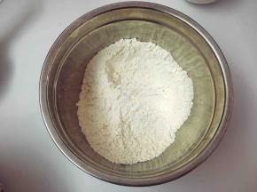 将低筋粉、无铝泡打粉和小苏打粉混合均匀。