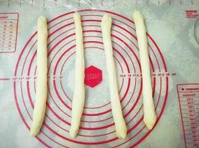 先将四根面条搓长，并列排开，从左往右a、b、c、d。