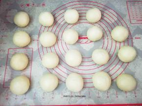 发酵好的面团轻拍排气，称重后分成均等的19个小剂子并滚圆，盖上保鲜膜松弛15分钟，每个面团大约50克左右。